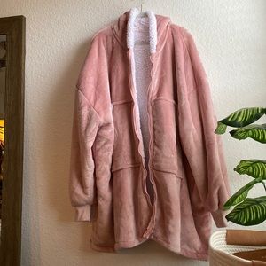 wearable blanket with zipper and hood